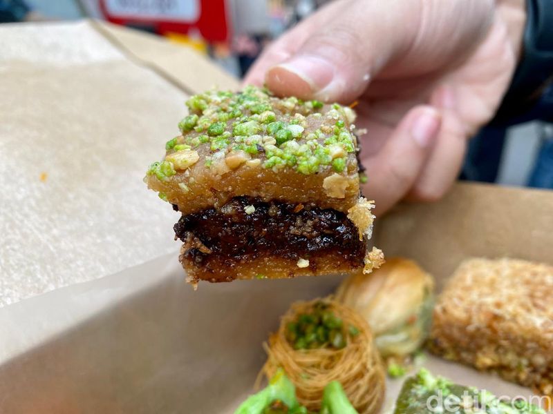 Cicip Baklava Kaki Lima Viral di Kalibata, Harga Mulai Rp 5 Ribu!