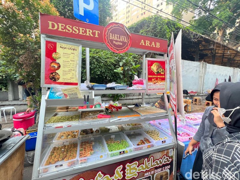 Cicip Baklava Kaki Lima Viral di Kalibata, Harga Mulai Rp 5 Ribu!