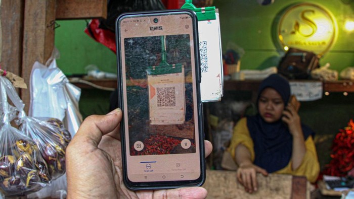 Dear UMKM, BI Gratiskan Biaya Transaksi QRIS Per 1 Desember! Warga melakukan pembayaran secara elektronik menggunakan QRIS saat membeli bakso di Kota Tangerang, Banten, Kamis (17/10/2024). Bank Indonesia (BI) menerapkan biaya Merchant Discount Rate (MDR) QRIS nol persen untuk transaksi hingga Rp500.000 pada merchant usaha mikro yang berlaku mulai 1 Desember 2024 itu guna menopang daya beli masyarakat kelas menengah ke bawah. ANTARA FOTO/Sulthony Hasanuddin/Spt.