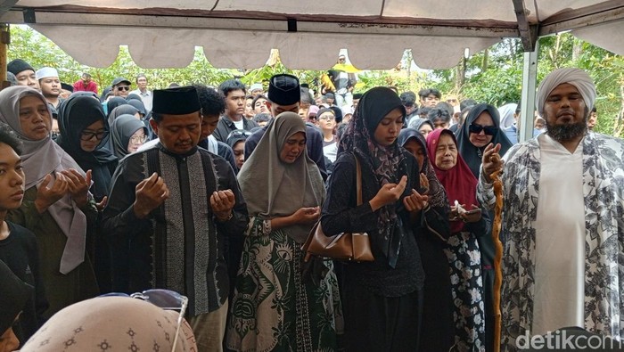 Dony Ahmad Munir (kopiah hitam) saat datang di pemakaman TPU Padasuka, Sumedang, Jumat (1/11/2024).