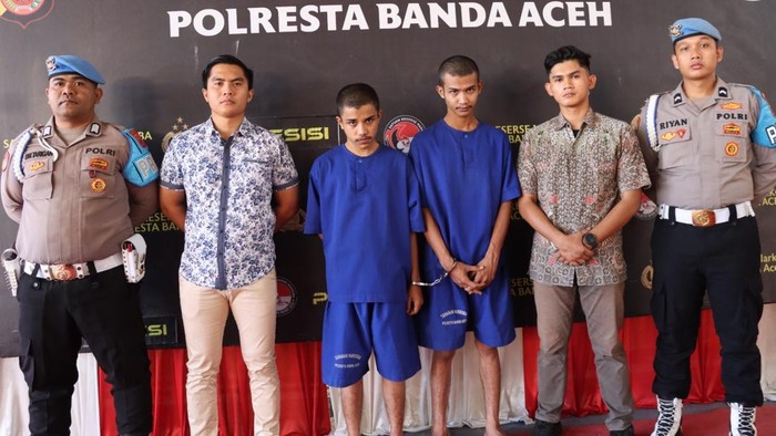Dua pria di Aceh ditangkap petugas bandara karena diduga membawa sabu hampir 1 kilogram. (Foto: dok Polresta Banda Aceh).