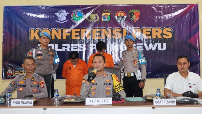 Dua pria mengaku wartawan dan LSM ditangkap polisi karena memeras pejabat