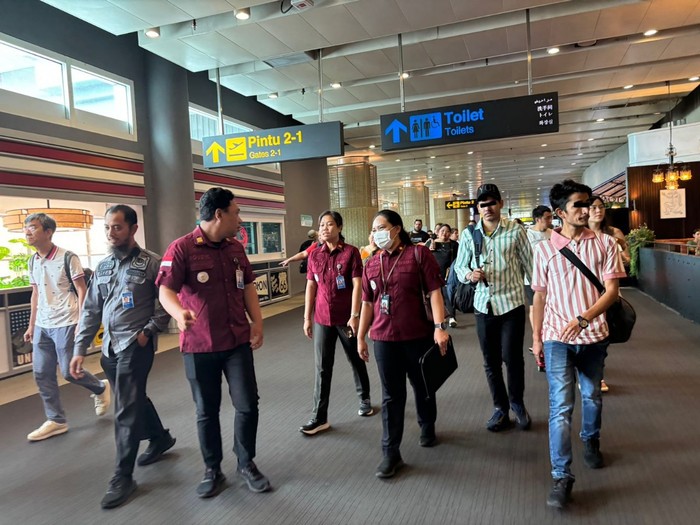 Dua warga India berinisial IS dan RAB dideportasi melalui Bandara I Gusti Ngurah Rai, Bali, Kamis (31/10/2024). (Foto: Dok. Rudenim Denpasar)