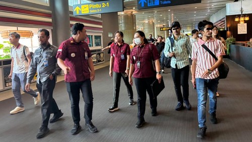 Dua warga India berinisial IS dan RAB dideportasi melalui Bandara I Gusti Ngurah Rai, Bali, Kamis (31/10/2024). (Foto: Dok. Rudenim Denpasar)