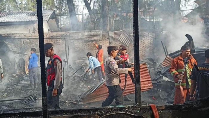 Empat rumah dan satu mobil hangus terbakar di Karo. (Foto: Dok. Polres Tanah Karo).