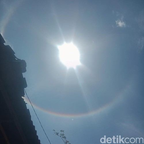 Fenomena matahari bercincin atau halo di langit Bima, NTB, Jumat (1/11/2024). (Foto: Rafiin/detikBali)