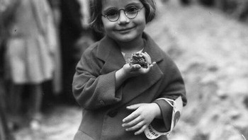 Gadis kecil ini menunjukkan katak peliharaannya di acara pertunjukkan hewan peliharaan di Venice Beach, California, AS, pada 1936. Foto: historyblackandwhite via Bored Panda