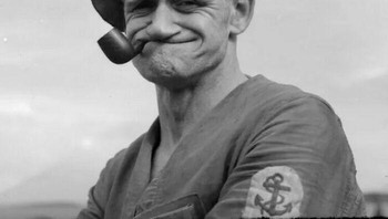 Angkatan Laut Kerajaan dengan masa tugas 21 tahun yang dijuluki Popeye, difoto di atas kapal HMS Rodney pada bulan September 1940. Stoker bertanggung jawab atas sistem propulsi, sistem hidrolik, listrik, dan sistem pemadam kebakaran. Foto: historyblackandwhite via Bored Panda