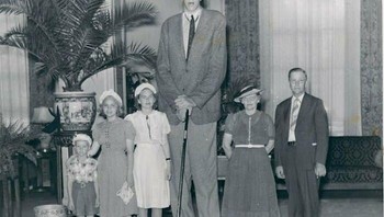 Robert Wadlow, orang tertinggi yang pernah hidup. Tingginya mencapai 272 cm. Dia difoto bersama keluarganya pada 1930-an. Foto: historyblackandwhite via Bored Panda