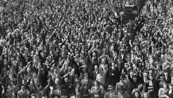 Kerumunan di Times Square, New York, merayakan menyerahnya Jerman pada 7 Mei 1945. Foto: historyblackandwhite via Bored Panda