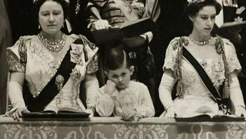 Pangeran Charles muda berdiri di antara neneknya, Ibu Suri (kiri), dan bibinya, Putri Margaret (kanan), saat penobatan ibunya, Ratu Elizabeth, pada tanggal 2 Juni 1953. Foto: historyblackandwhite via Bored Panda