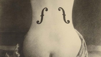 Le Violon dIngres baru-baru ini menjadi foto termahal yang pernah dijual ketika terjual seharga USD 12,4 juta dalam pelelangan tahun 2022. Foto ini diambil oleh fotografer surealis Amerika Man Ray pada tahun 1924. Foto ini menjadi ikon karena melapisi lubang-f biola di atas punggung model yang telanjang. Harga jualnya lebih dari dua kali lipat dari perkiraan semula, yakni antara USD 5-7 juta. Foto: Ranked