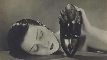Sungguh menakjubkan bahwa beberapa foto termahal yang pernah dijual berusia hampir 100 tahun. Hal ini terjadi pada Noire et Blanche , yang diambil oleh Man Ray. Meskipun Man Ray adalah warga Amerika, ia menghabiskan banyak waktu di Paris, dan menjadi tokoh penting dalam gerakan Surealis . Foto tersebut dilelang pada tahun 2017, dan tujuh orang (di dalam ruangan dan di telepon) berebut karya seni tersebut. Pada akhirnya, seorang pembeli anonim membeli foto tersebut seharga USD 3,1 juta . Foto: Ranker