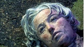 Cindy Sherman menciptakan seri fotografi ikoniknya pada tahun 80-an dengan memotret dirinya sendiri dalam peran wanita stereotip , seperti si pirang bodoh dan gadis tetangga. Untitled #153 menggambarkan seorang wanita muda yang tampak tergeletak mati di tanah, seperti banyak karakter wanita yang berakhir dalam film-film buruk. Foto itu dijual pada tahun 2010 seharga USD 2,7 juta . Foto: Ranker
