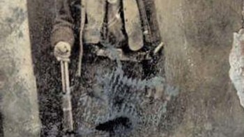 Billy the Kid adalah salah satu penjahat Wild West paling terkenal sepanjang masa. Dalam 21 tahun hidupnya yang singkat, ia dikabarkan telah membunuh lebih dari 20 orang. Ia kabur dari penjara, melakukan perampokan dan kejahatan lainnya, dan akhirnya menemui ajalnya ketika Sheriff Pat Garrett bersembunyi di kamar tidurnya dan menembaknya saat ia masuk. Dan pada tahun 2011, foto langka itu terjual seharga USD 2,3 juta . Sebenarnya, pembeli memenangkan tawaran dengan harga USD 2 juta, tetapi ada tambahan premium pembeli sebesar USD 300.000. Foto: Ranker
