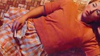 Untitled #96 , sebuah foto seorang wanita muda yang berbaring di lantai, pernah memegang gelar sebagai foto termahal yang pernah terjual. Diambil pada tahun 1981 oleh seniman Cindy Sherman, foto tersebut dilelang pada tahun 2011, dan terjual dengan harga yang mencengangkan sebesar USD 3,89 juta di Christie’s . Kami telah menyebutkan Christies beberapa kali dalam daftar ini, karena merupakan salah satu balai lelang paling terkenal untuk karya seni kelas atas seperti barang-barang dalam daftar ini. Namun untuk mendapatkan gambaran tentang cakupan penjualan ini, simak fakta berikut: Pada malam penjualan Untitled #96 , Christies meraup penjualan sebesar USD 300 juta . Dalam satu malam. Foto: Ranker