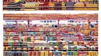 Andreas Gursky mengambil foto ini pada tahun 2001. Foto ini diambil dari sudut pandang yang lebih tinggi, dan menghadap barang-barang yang ditemukan di toko 99 sen. Dari ketinggian ini, Anda dapat melihat deretan demi deretan makanan dan permen berwarna-warni yang berjejer di lorong-lorong. Foto berjudul 99 Cent II Diptychon dijual pada tahun 2006 dengan harga USD 2,3 juta. Foto: Ranker