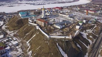 Ketika Kremlin Tobolsk terjual dengan harga USD 1,7 juta dalam lelang amal Rusia tahun 2010, kerumunan yang hadir tercengang. Mengapa? Karena pertama, foto benteng abad ke-18 itu tidak diambil oleh seniman tradisional, melainkan Presiden Rusia Dmitry Medvedev. Kedua, penjualan ini melampaui rekor penjualan yang pernah terjadi tahun sebelumnya - ketika seseorang membeli lukisan yang dibuat oleh Vladimir Putin. Foto: Ranker