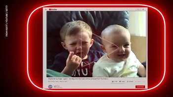 Jika Anda mendengar kalimat, Charlie menggigit jariku! apakah Anda langsung mendengarnya dengan sedikit aksen Inggris? Video YouTube legendaris dengan nama yang sama dibintangi oleh Harry yang berusia 3 tahun dan adik laki-lakinya Charlie. Saat bermain dengan saudaranya, Harry menjadi kesal ketika (setelah memasukkan jarinya ke mulut Charlie) ia menggigitnya. Ini adalah momen cinta persaudaraan yang sangat manis dan polos, dan telah ditonton lebih dari 800 juta kali secara daring. Di era nostalgia saat ini, tampaknya banyak video viral asli dijual sebagai NFT. Hal ini juga terjadi pada Charlie Bit Me, yang terjual seharga USD 761.000 pada tahun 2021 . Foto: Ranked