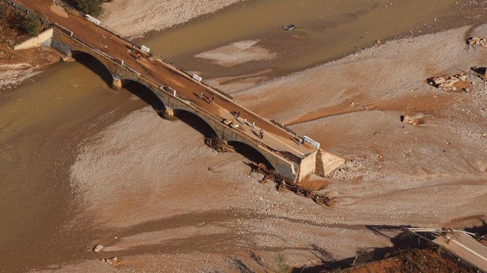 Foto Udara Kekacauan di Spanyol Setelah Banjir Mematikan A view shows damaged vehicles in an area affected by heavy rains that caused flooding near Valencia, Spain, October 31, 2024. REUTERS/Nacho Doce