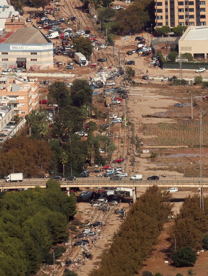A view shows damaged vehicles in an area affected by heavy rains that caused flooding near Valencia, Spain, October 31, 2024. REUTERS/Nacho Doce