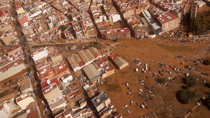 A view shows damaged vehicles in an area affected by heavy rains that caused flooding near Valencia, Spain, October 31, 2024. REUTERS/Nacho Doce