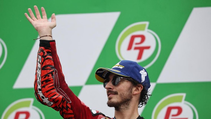 MotoGP - Thailand Grand Prix - Chang International Circuit, Buriram, Thailand - October 27, 2024 Ducati Lenovo Teams Francesco Bagnaia celebrates on the podium after winning the MotoGP REUTERS/Athit Perawongmetha