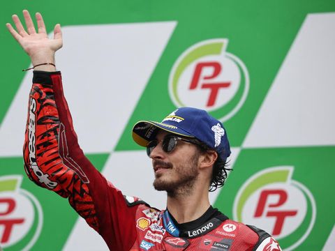 MotoGP - Thailand Grand Prix - Chang International Circuit, Buriram, Thailand - October 27, 2024 Ducati Lenovo Team's Francesco Bagnaia celebrates on the podium after winning the MotoGP REUTERS/Athit Perawongmetha