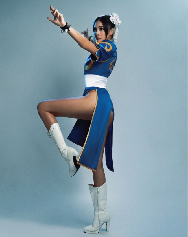 Tak memilih tampil seram, Anya justru memilih tampil cantik dan seksi memerankan karakter Chun Li dari Street Fighter. Anya tampiil seksi dengan kostum biru berbelahan cukup tinggi hingga ke pinggang. Penampiilannya dilengkapi dengan 2 pita putih pada sisi kiri dan kanan rambutnya. Foto: Instagram