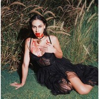 Putri Jeremy dan Ina Thomas, Valerie Thomas, memilih tampil seram mengenakan dress hitam. Dress hitam berpotongan dada rendah itu tampak memiliki aksen lace yang menerawang pada bagian perutnya. Penampilan Valerie semakin seram ditambah dengan darah palsu yang melumuri bibir dan dadanya. Foto: Instagram