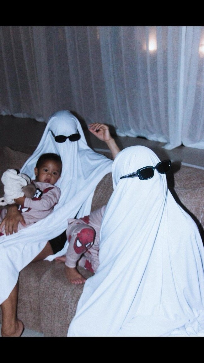 Jennifer Bachdim dan suaminya, Irfan Bachdim tampil simpel dengan kostum Halloween hantu. Cukup dengan mengenakan kain putih ditambah kaca mata hitam, Jennifer dan Irfan berubah menjadi hantu gaul. Foto: Instagram