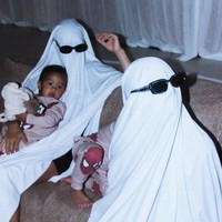 Jennifer Bachdim dan suaminya, Irfan Bachdim tampil simpel dengan kostum Halloween hantu. Cukup dengan mengenakan kain putih ditambah kaca mata hitam, Jennifer dan Irfan berubah menjadi hantu gaul. Foto: Instagram