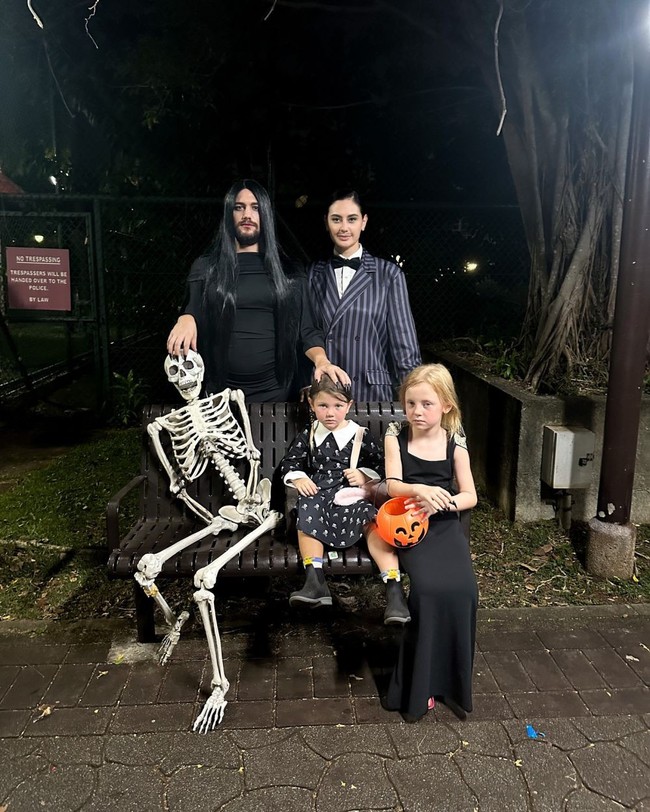 Keluarga Marissa Nasution memilih kompak menjadi keluarga The Addams saat merayakan Halloween di Singapura. Lucunya Marissa dan suaminya, Benedikt Brueggemann tampak bertukar peran. Marissa memerankan karakter ayah di keluarga Addams, sementara suaminya menjadi ibu di keluarga Addams, Morticia. Foto: Instagram