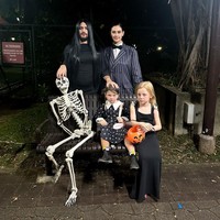 Keluarga Marissa Nasution memilih kompak menjadi keluarga The Addams saat merayakan Halloween di Singapura. Lucunya Marissa dan suaminya, Benedikt Brueggemann tampak bertukar peran. Marissa memerankan karakter ayah di keluarga Addams, sementara suaminya menjadi ibu di keluarga Addams, Morticia. Foto: Instagram