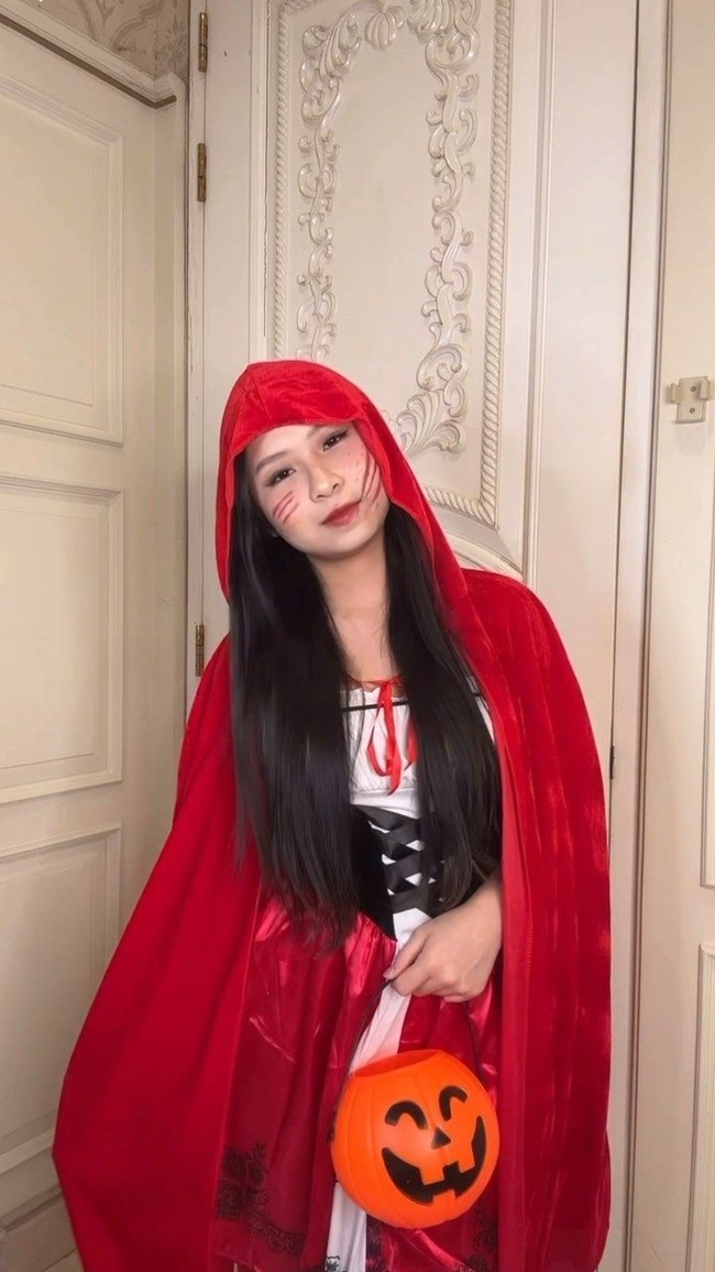 Adik Sisca Kohl, Aliyyah Kohl cosplay menjadi Red Riding Hood atau si gadis berjubah merah untuk Halloween 2024. Penampilannya terlihat seram dengan riasan yang menyerupai cakaran di kedua pipinya. Foto: Instagram
