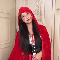 Adik Sisca Kohl, Aliyyah Kohl cosplay menjadi Red Riding Hood atau si gadis berjubah merah untuk Halloween 2024. Penampilannya terlihat seram dengan riasan yang menyerupai cakaran di kedua pipinya. Foto: Instagram