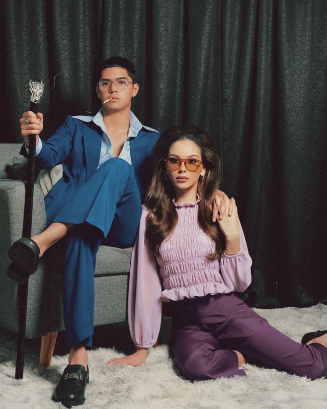 Turut merayakan Halloween 2024, Al Ghazali dan tunangannya, Alyssa Daguise cosplay menjadi pasangan Elvis dan Priscilla Presley. Al tampil mengenakan setelan jas biru dipadukan dengan kemeja senada. Sementara Alyssa mengenakan blouse lengan panjang ungu dipadukan celana panjang senada. Foto: Instagram