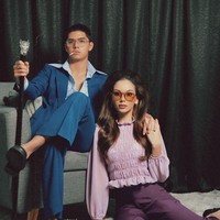 Turut merayakan Halloween 2024, Al Ghazali dan tunangannya, Alyssa Daguise cosplay menjadi pasangan Elvis dan Priscilla Presley. Al tampil mengenakan setelan jas biru dipadukan dengan kemeja senada. Sementara Alyssa mengenakan blouse lengan panjang ungu dipadukan celana panjang senada. Foto: Instagram