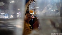 Semua jenis ikan hias ini bisa diperoleh dengan harga merakyat sampai harga sultan. Dari Rp 5 ribu hingga Rp 25 juta/ekor.