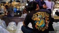 Pasar ikan hias Parung bermula dari 30an pedagang yang menjual di pinggir jalan, satu dekade silam. Kemudian menjelma menjadi 400an pedagang dengan total transaksi mencapai Rp 1 miliar per hari.