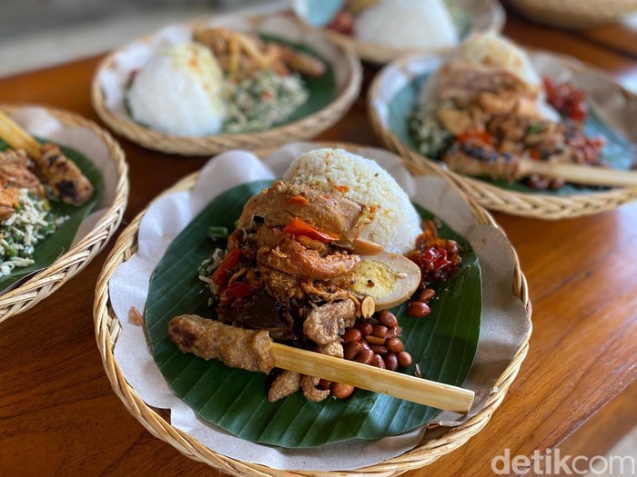 gurih-mantap-nasi-ayam-kedewatan-ibu-mangku-legendaris-di-bali