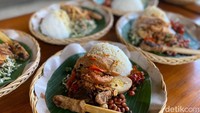 Ibu Mangku berjualan nasi ayam ini sejak tahun 1964, ciri khasnya terletak pada penggunaan aneka lauk dari sate lilit sampai ayam suwir. Foto: detikFood