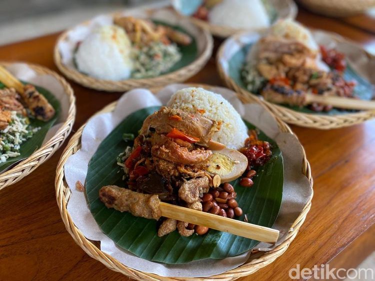 Gurih Mantap, Nasi Ayam Kedewatan Ibu Mangku Legendaris di Bali