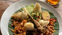 Selain nasi ayam ada juga menu Tipat Kuah. Secara lauk dan tampilan memang mirip seperti nasi ayam. Hanya saya yang membedakannya, menu ini menggunakan ketupat atau tipat. Foto: detikFood
