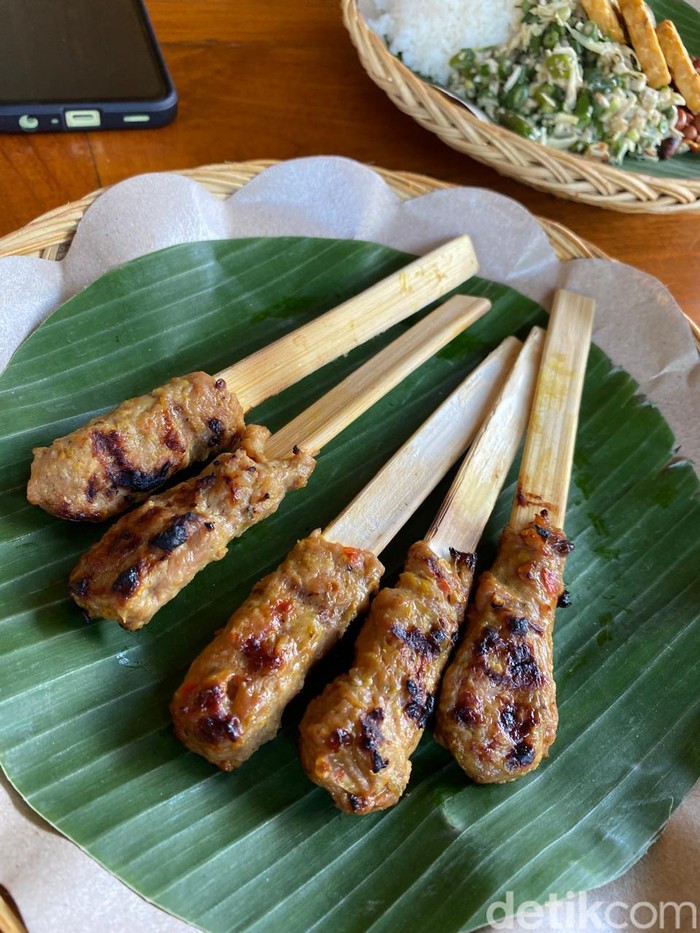 Gurih Mantap, Nasi Ayam Kedewatan Ibu Mangku Legendaris di Bali Gurih Mantap, Nasi Ayam Kedewatan Ibu Mangku Legendaris di Bali