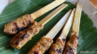 Kalau makan nasi ayam di sini, jangan lupa pesan juga sate lilitnya yang menjadi lauk favorit di Nasi Ayam Kedewatan Ibu Mangku. Foto: detikFood