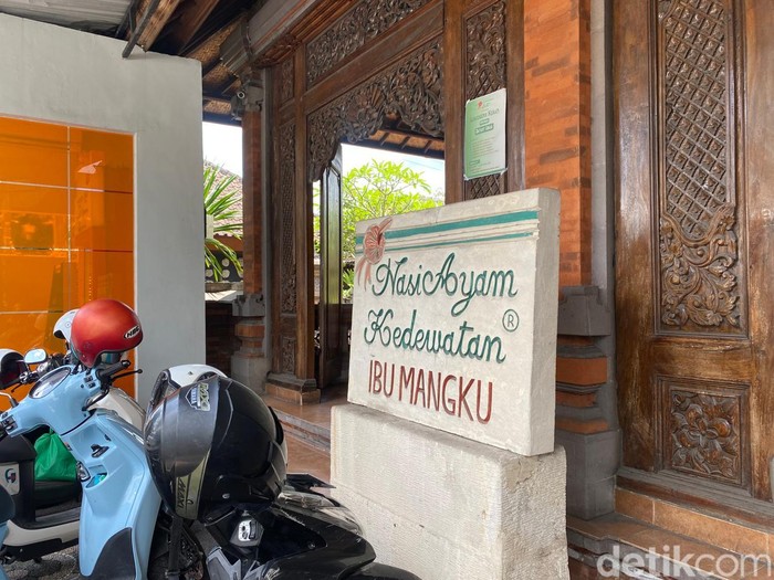 Gurih Mantap, Nasi Ayam Kedewatan Ibu Mangku Legendaris di Bali Gurih Mantap, Nasi Ayam Kedewatan Ibu Mangku Legendaris di Bali