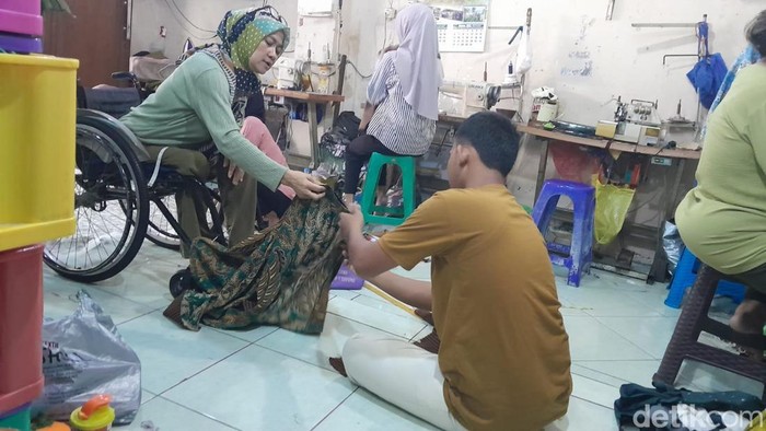Pekerja difabel di Butik Ida Modiste, Jalan Medoho Raya No.61, Kelurahan Sambirejo, Kecamatan Gayamsari, Kota Semarang.