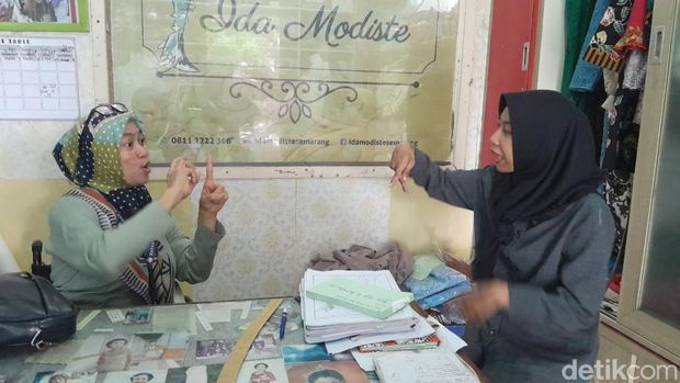 Pekerja difabel di Butik Ida Modiste, Jalan Medoho Raya No.61, Kelurahan Sambirejo, Kecamatan Gayamsari, Kota Semarang.
