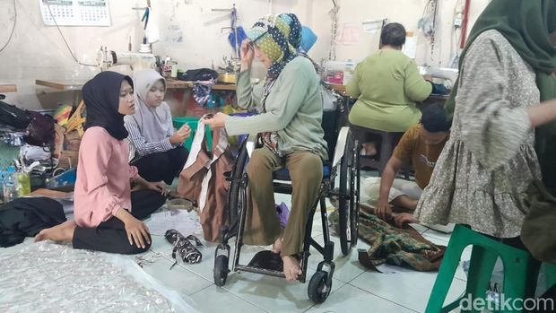 Pekerja difabel di Butik Ida Modiste, Jalan Medoho Raya No.61, Kelurahan Sambirejo, Kecamatan Gayamsari, Kota Semarang.
